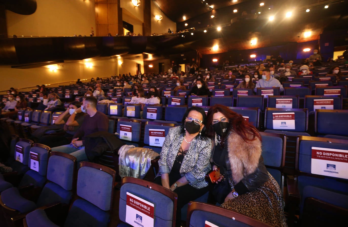 El grupo Tekila animó a las setecientas personas que asistieron al Auditorio, donde también se enterró a la sardina.