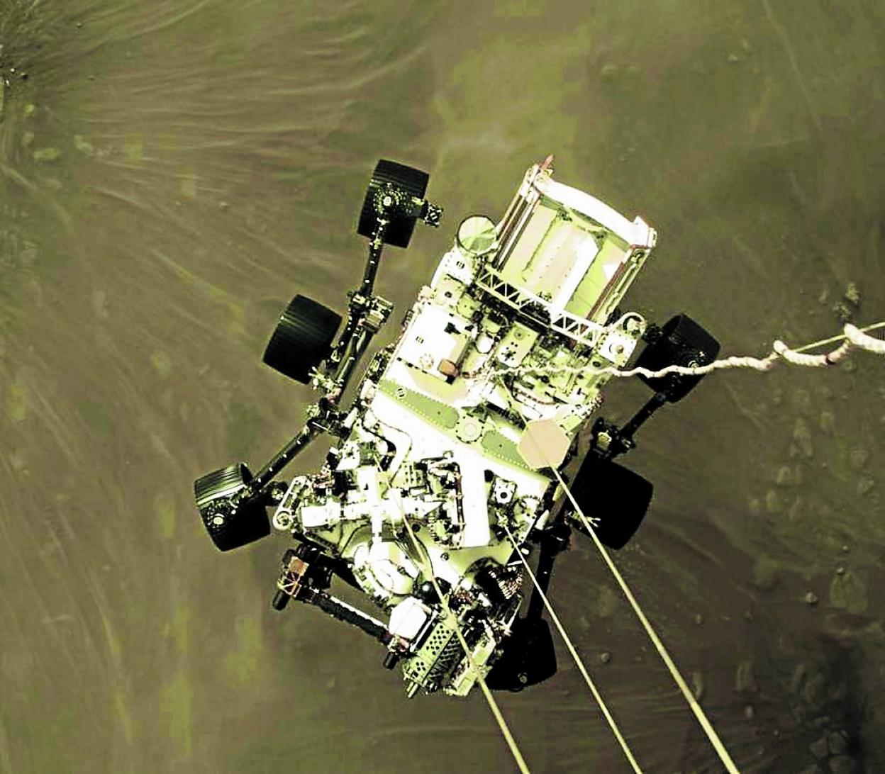 El todoterreno, colgado de la grúa volante segundos antes de tocar el planeta rojo. 