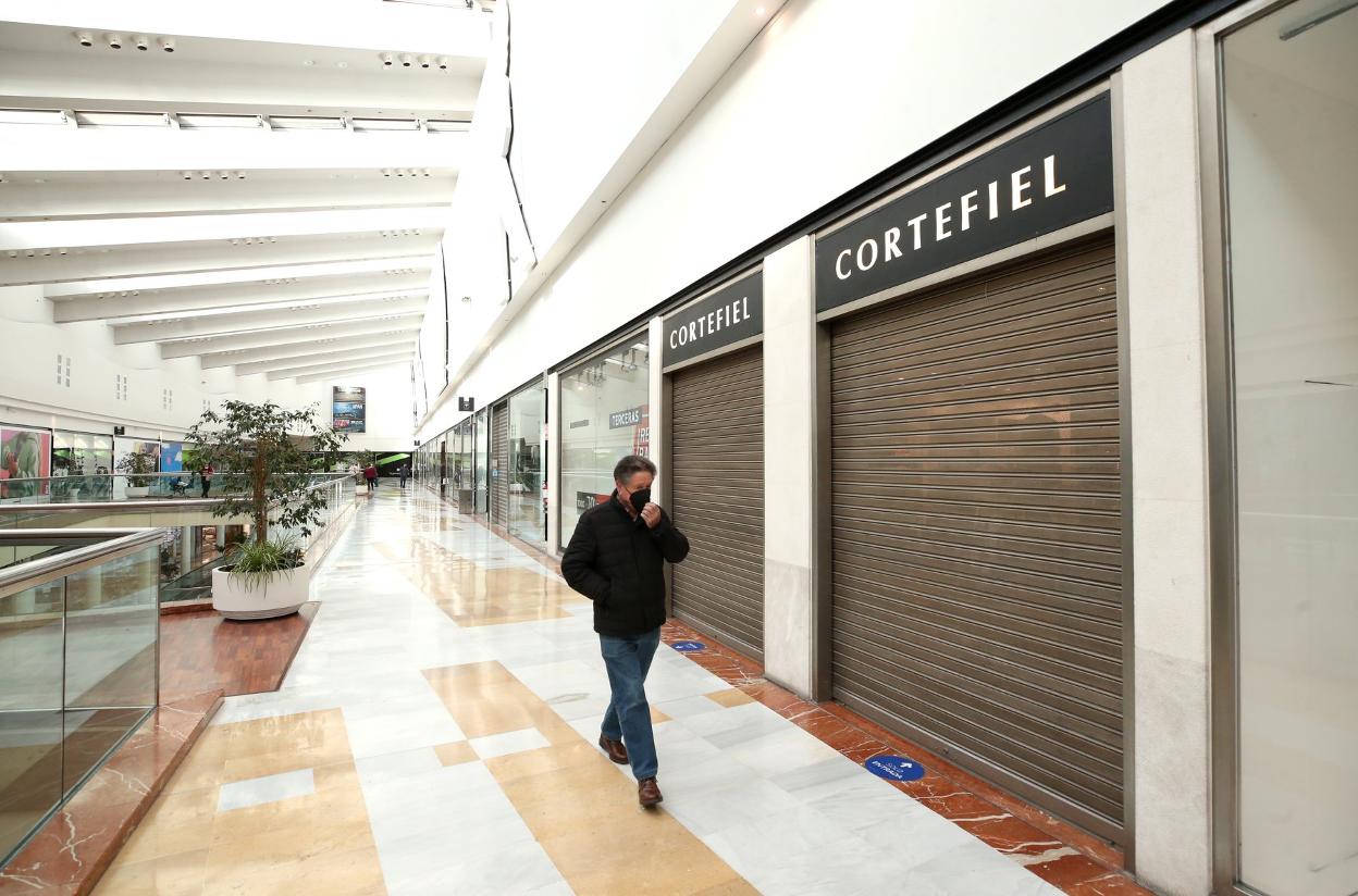 El centro comercial Los Prados, con pocos clientes y muy pocos negocios abiertos. 