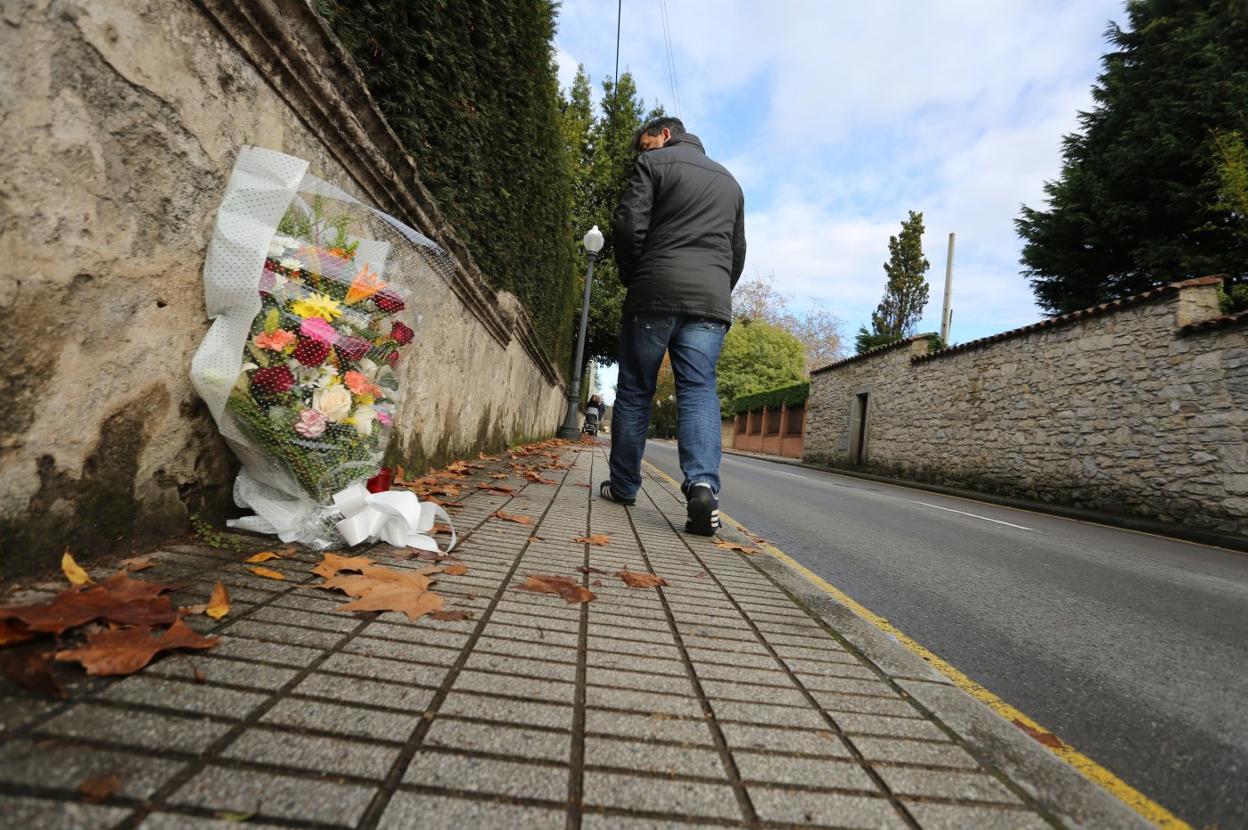 Flores en el lugar del atropello, en Somió. 