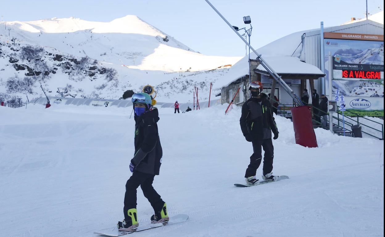 Esquiadores en Valgrande-Pajares.