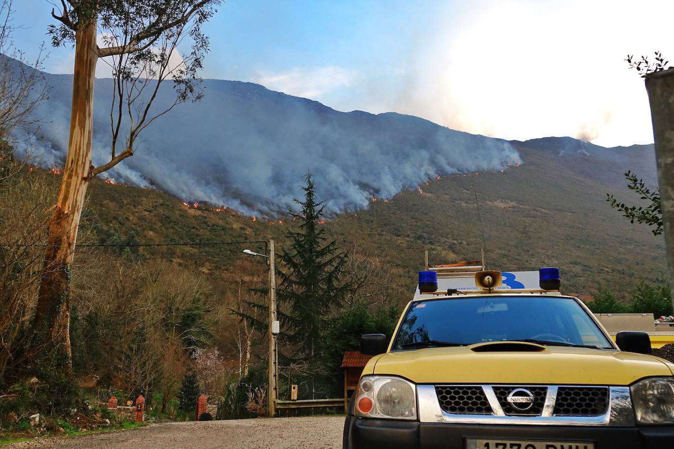 Los bomberos tratan de controlar el fuego activo en la sierra de Las Pandas-Cubera, en el límite entre los dos concejos del Oriente.