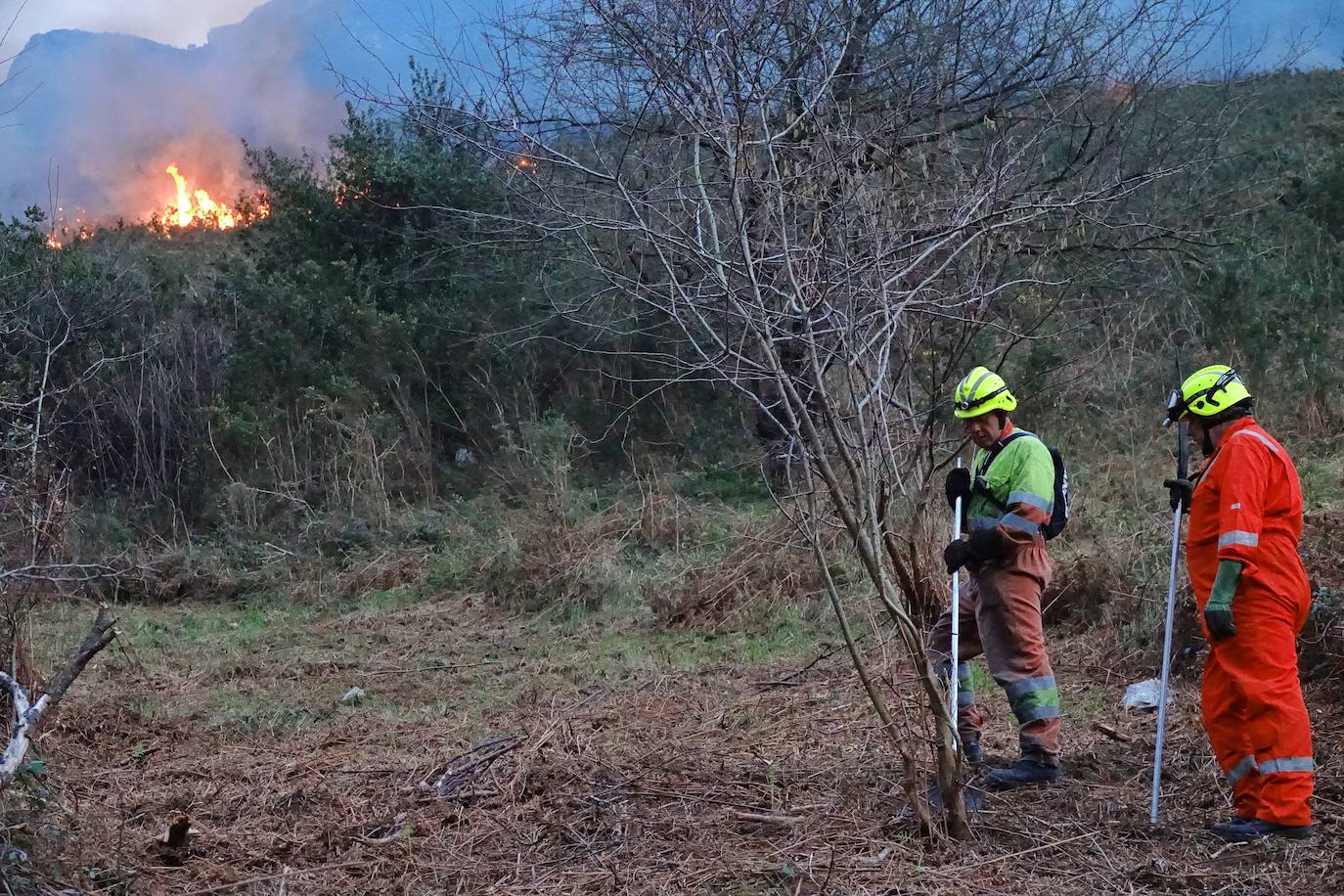 Los bomberos tratan de controlar el fuego activo en la sierra de Las Pandas-Cubera, en el límite entre los dos concejos del Oriente.