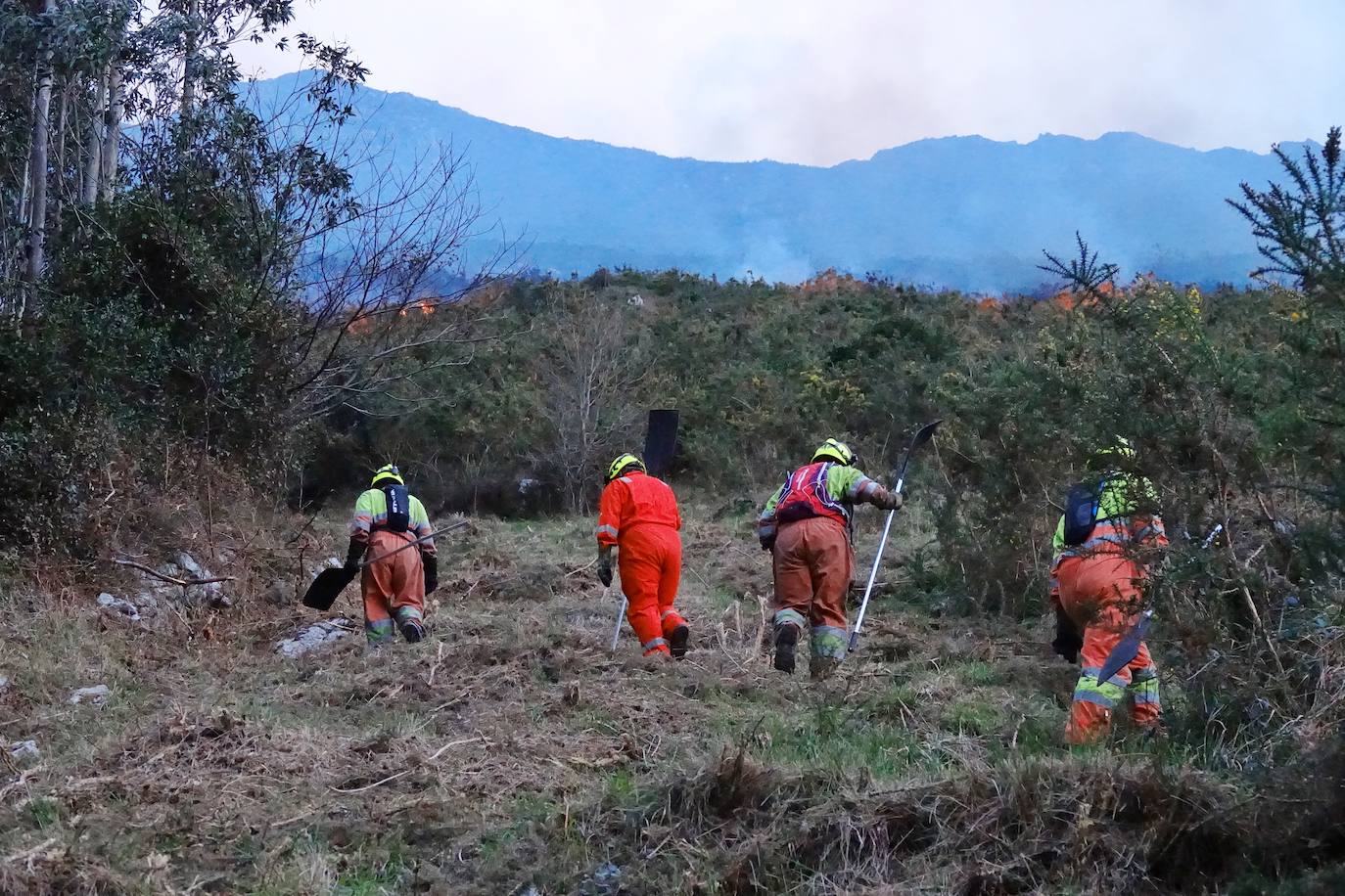 Los bomberos tratan de controlar el fuego activo en la sierra de Las Pandas-Cubera, en el límite entre los dos concejos del Oriente.