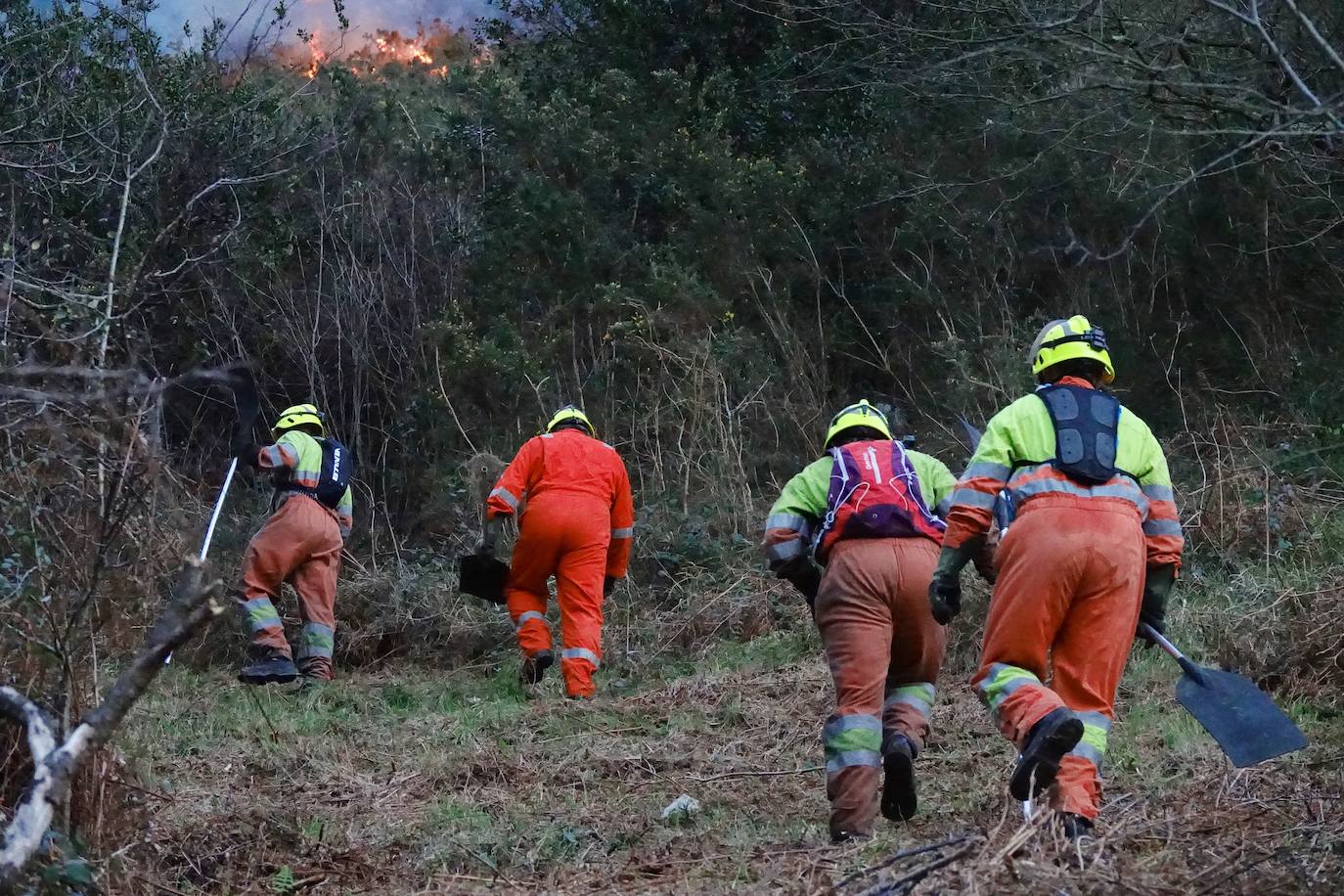 Los bomberos tratan de controlar el fuego activo en la sierra de Las Pandas-Cubera, en el límite entre los dos concejos del Oriente.