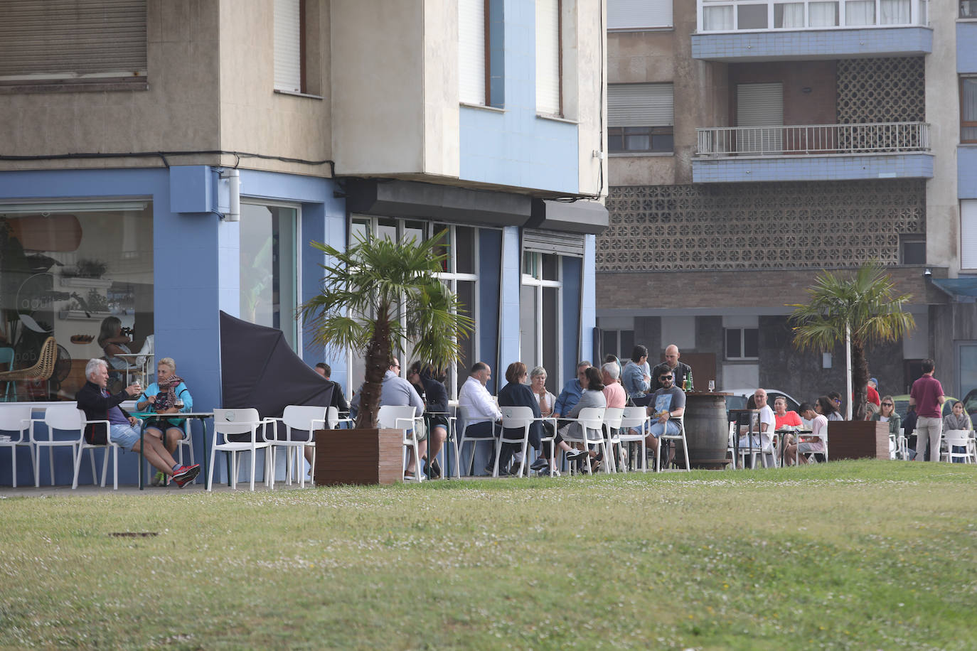 Los hosteleros podrán volver a instalar sus terrazas a partir del martes en Castrillón. 