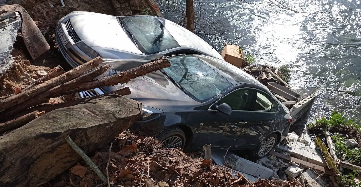 Cae un garaje con dos coches al río Esva en Valdés