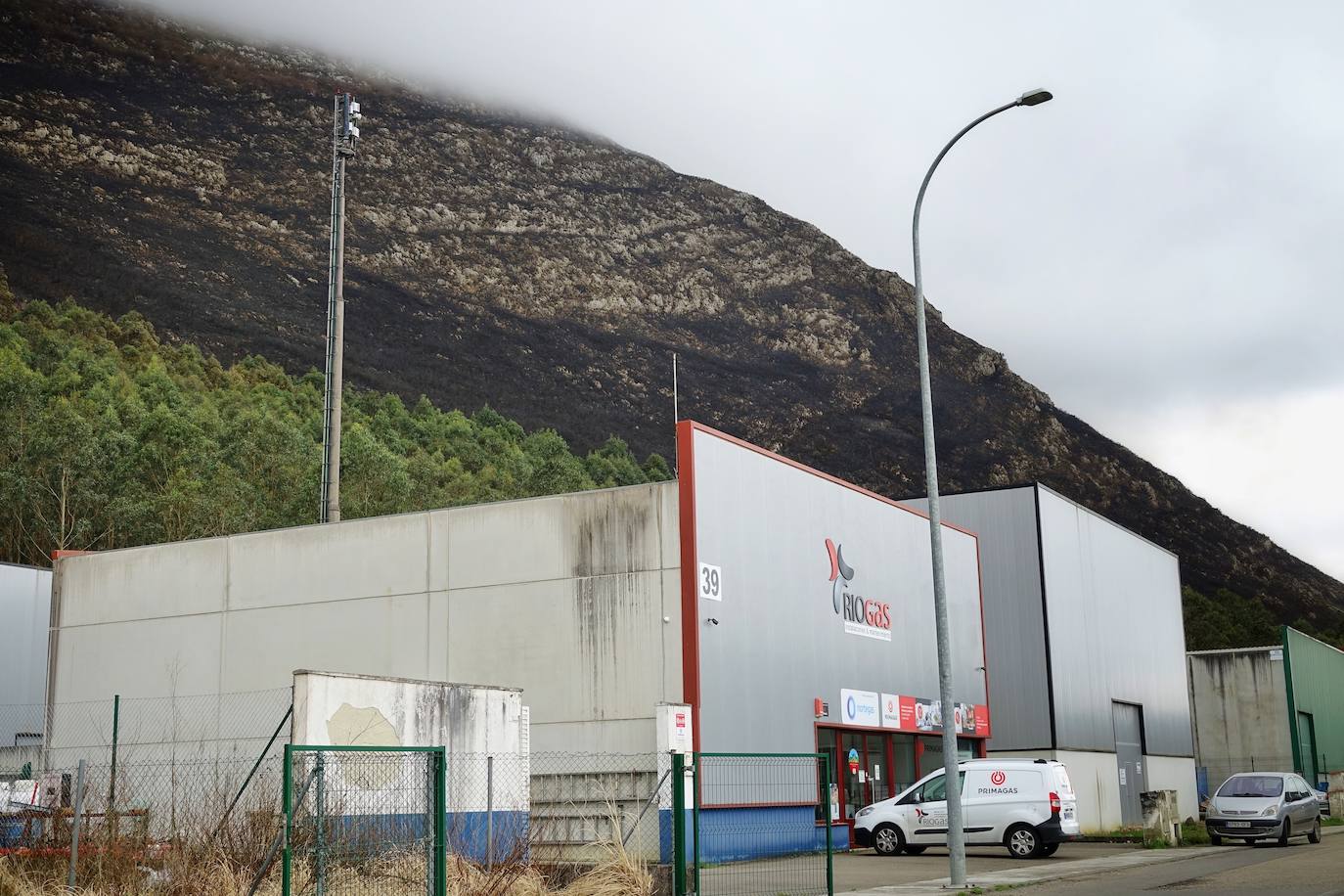 El incendio originado el viernes entre Llanes y Ribadesella, aún con focos activos, provocó ayer una noche de terror en el polígono de Guadamía. Las llamas llegaron hasta el mismo límite del área industrial, donde los propietarios de las naves colindantes a la ladera vivieron momentos de «mucho miedo».