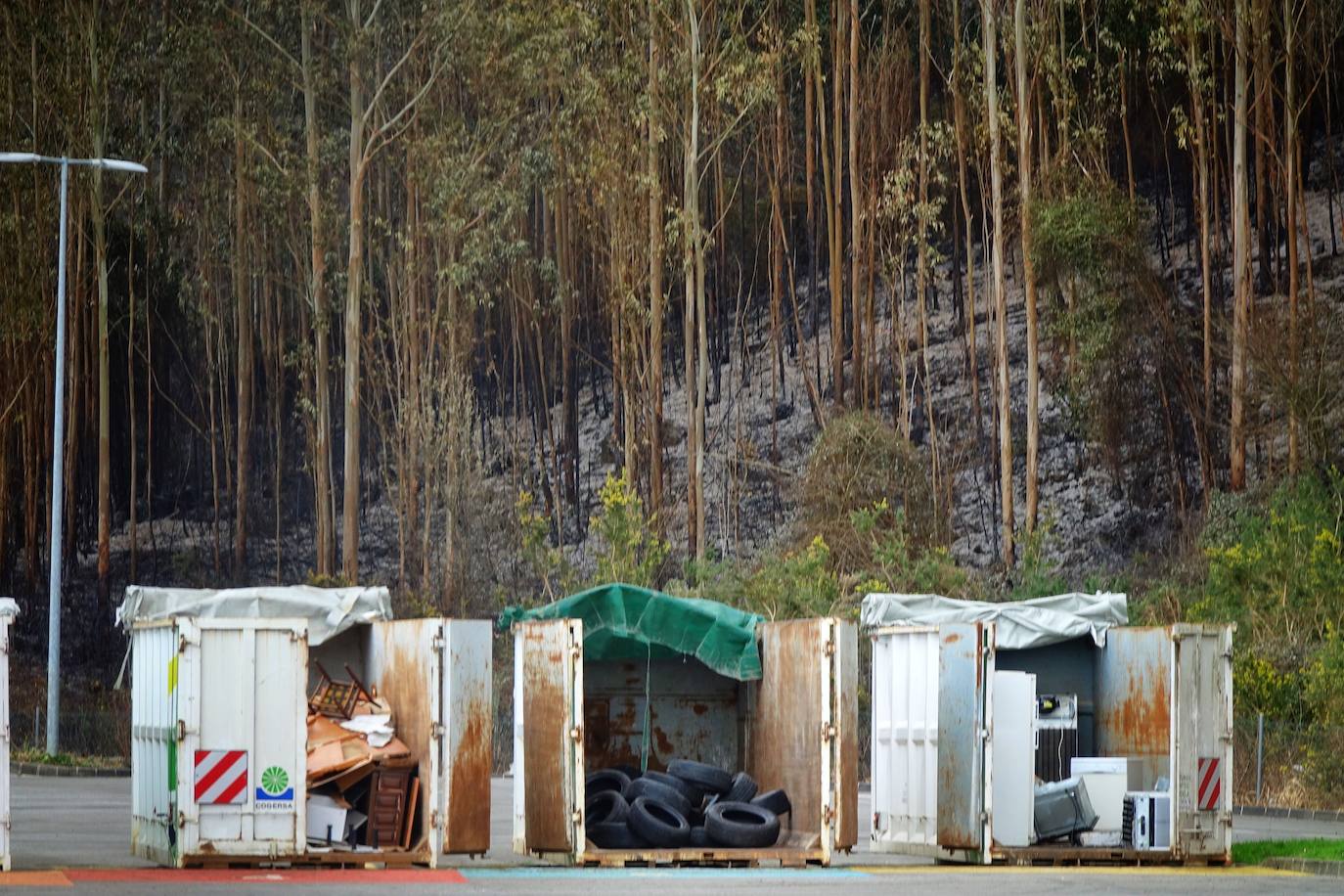 El incendio originado el viernes entre Llanes y Ribadesella, aún con focos activos, provocó ayer una noche de terror en el polígono de Guadamía. Las llamas llegaron hasta el mismo límite del área industrial, donde los propietarios de las naves colindantes a la ladera vivieron momentos de «mucho miedo».