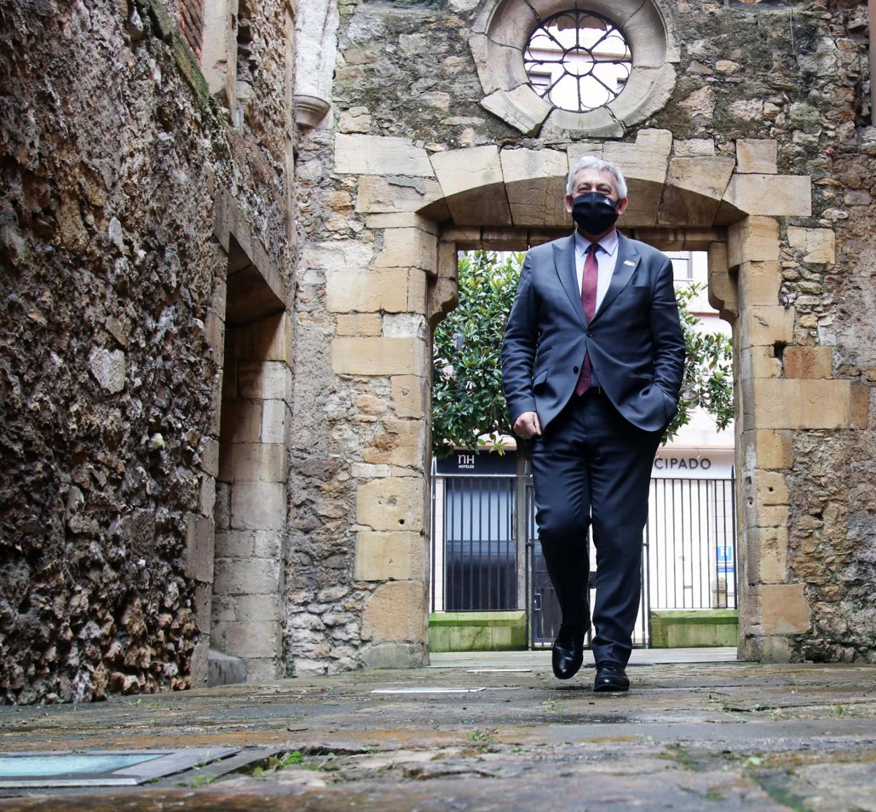 Patio. Santiago García Granda pasea por el interior del edificio histórico que abandonará definitivamente el viernes. 