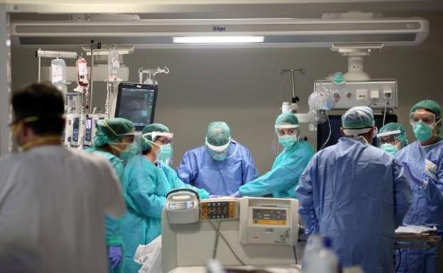 Trabajadores de la UCI del HUCA, en plena pandemia del coronavirus. 