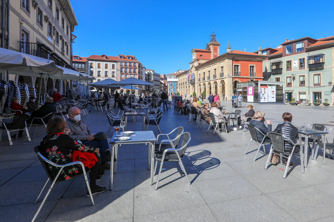 Los asturianos han podido disfrutar de un caluroso martes, con temperaturas que han llegado hasta los 27 grados en algunas zonas como Gijón. Sin duda, un tiempo más propio de la primavera. 