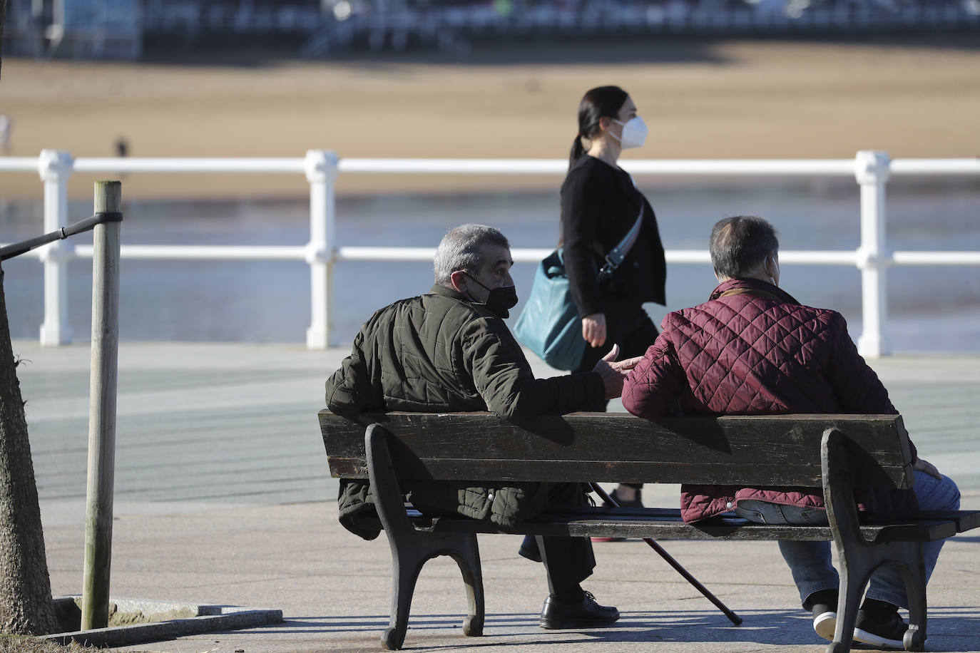 Los asturianos han podido disfrutar de un caluroso martes, con temperaturas que han llegado hasta los 27 grados en algunas zonas como Gijón. Sin duda, un tiempo más propio de la primavera. 