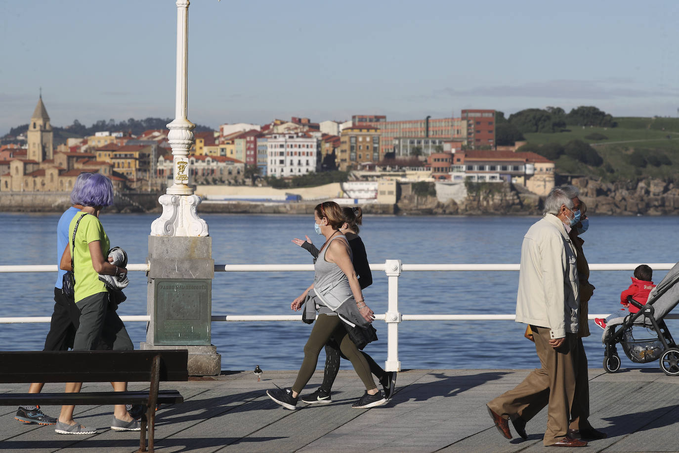 Los asturianos han podido disfrutar de un caluroso martes, con temperaturas que han llegado hasta los 27 grados en algunas zonas como Gijón. Sin duda, un tiempo más propio de la primavera. 