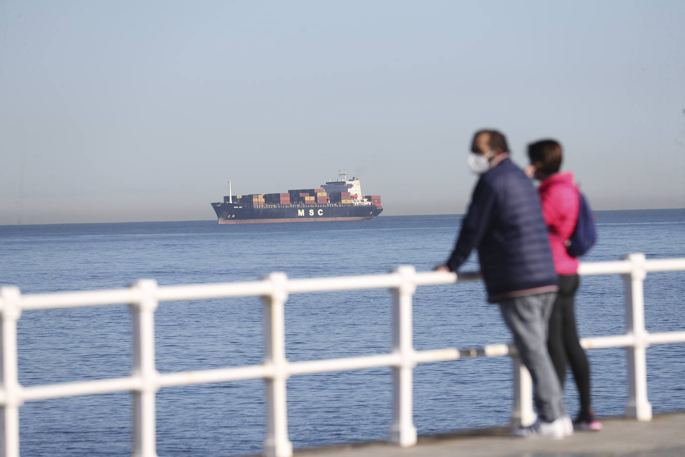 Los asturianos han podido disfrutar de un caluroso martes, con temperaturas que han llegado hasta los 27 grados en algunas zonas como Gijón. Sin duda, un tiempo más propio de la primavera. 