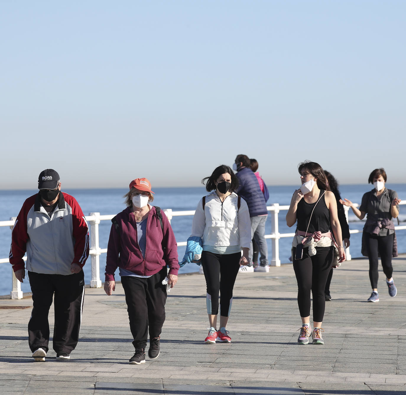 Los asturianos han podido disfrutar de un caluroso martes, con temperaturas que han llegado hasta los 27 grados en algunas zonas como Gijón. Sin duda, un tiempo más propio de la primavera. 