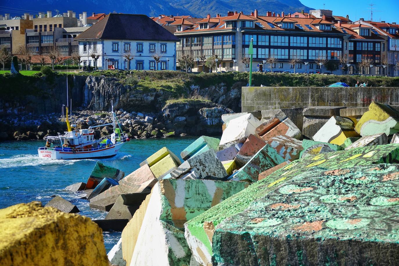 Los asturianos han podido disfrutar de un caluroso martes, con temperaturas que han llegado hasta los 27 grados en algunas zonas como Gijón. Sin duda, un tiempo más propio de la primavera. 