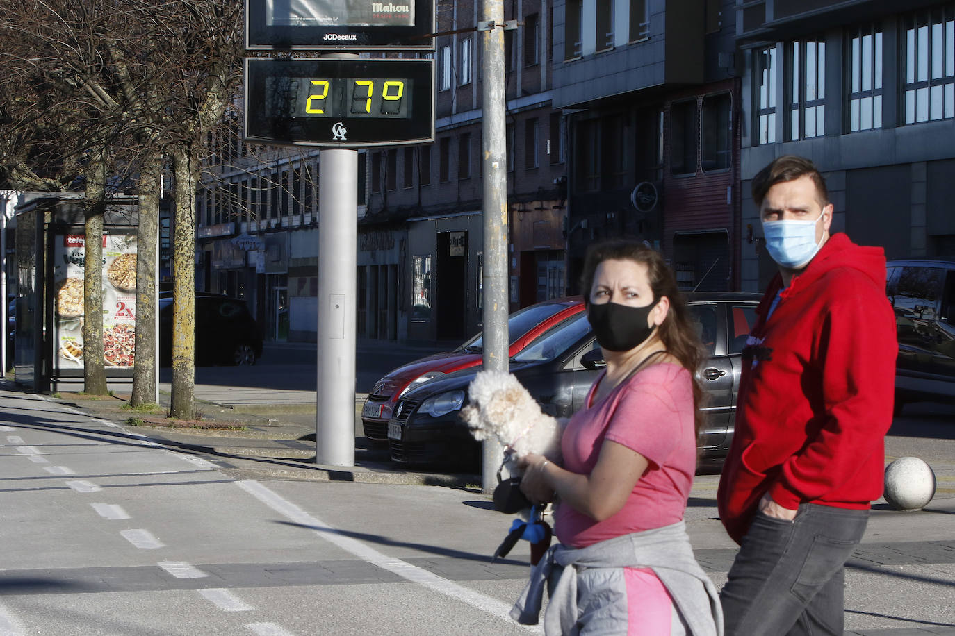 Los asturianos han podido disfrutar de un caluroso martes, con temperaturas que han llegado hasta los 27 grados en algunas zonas como Gijón. Sin duda, un tiempo más propio de la primavera. 