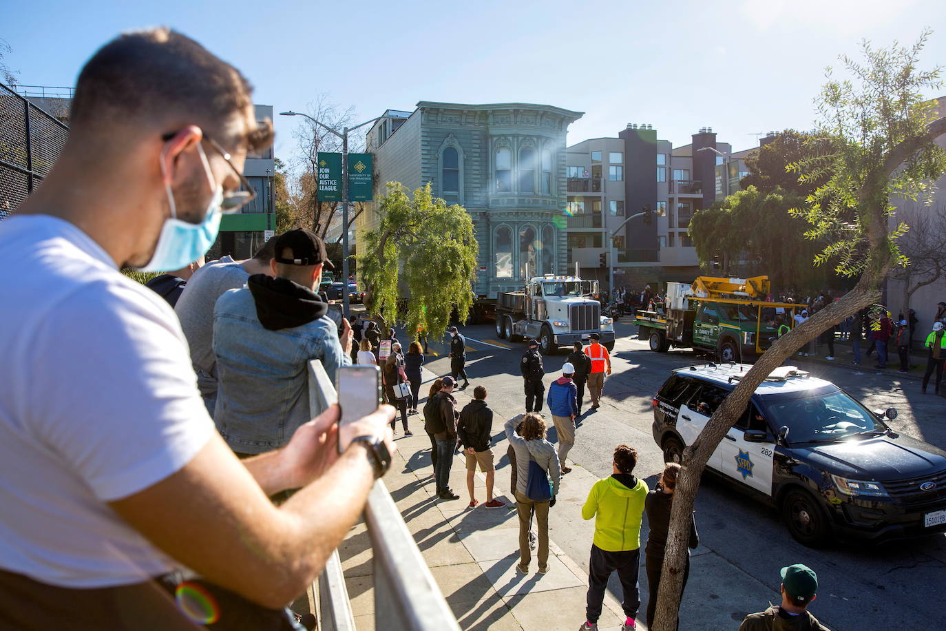 Centenares de curiosos han seguido el transporte de esta vivienda edificada en 1880