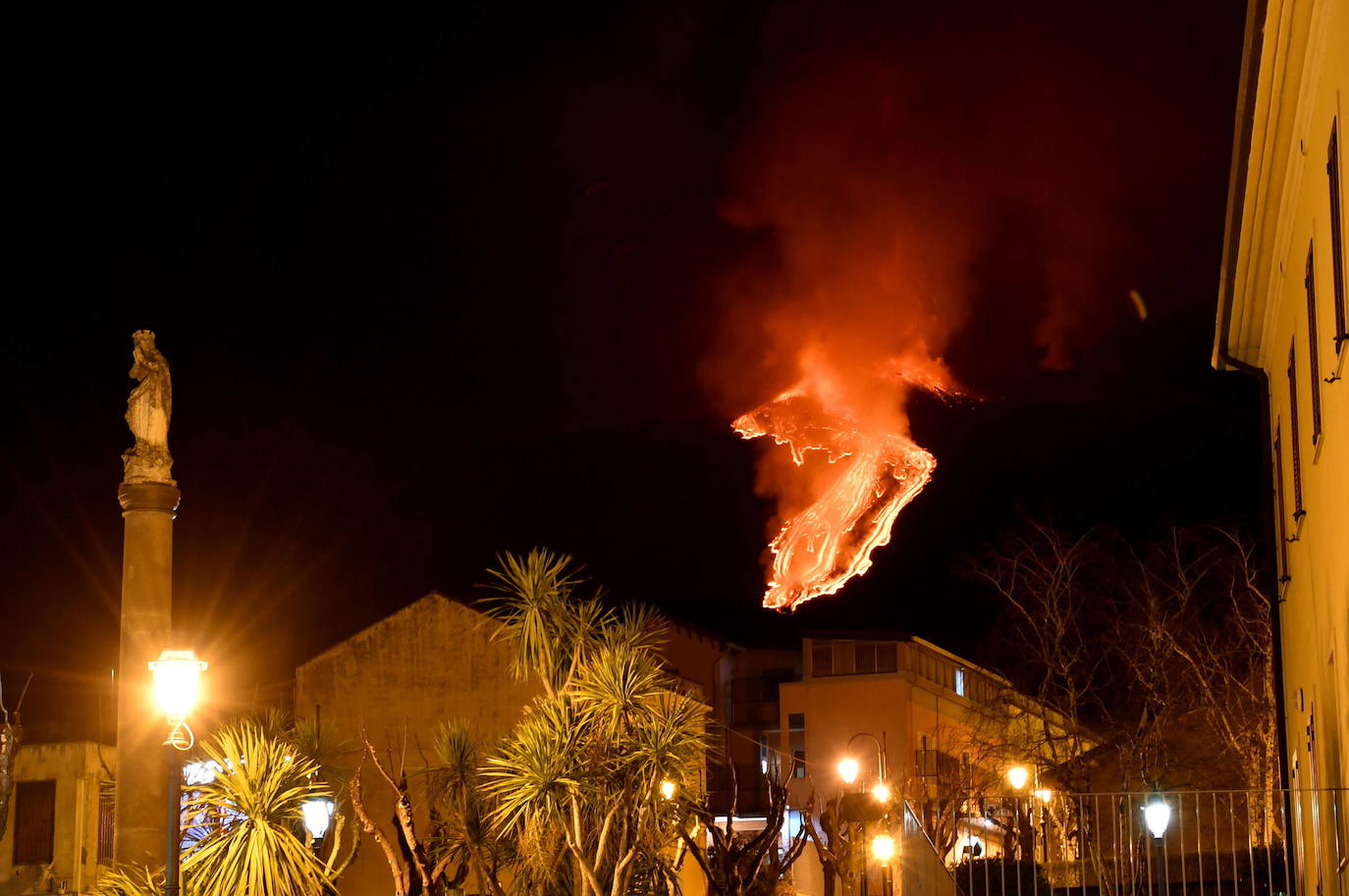 El volcán Etna, en la costa este de Sicilia, ha entrado en erupción y ha expulsado columnas de lava y humo de hasta mil metros de altura. A los investigadores no les preocupan estas erupciones y lo utilizan para investigar y tomar muestras de los materiales que expulsa el Etna, especialmente activo desde mediados de febrero. 