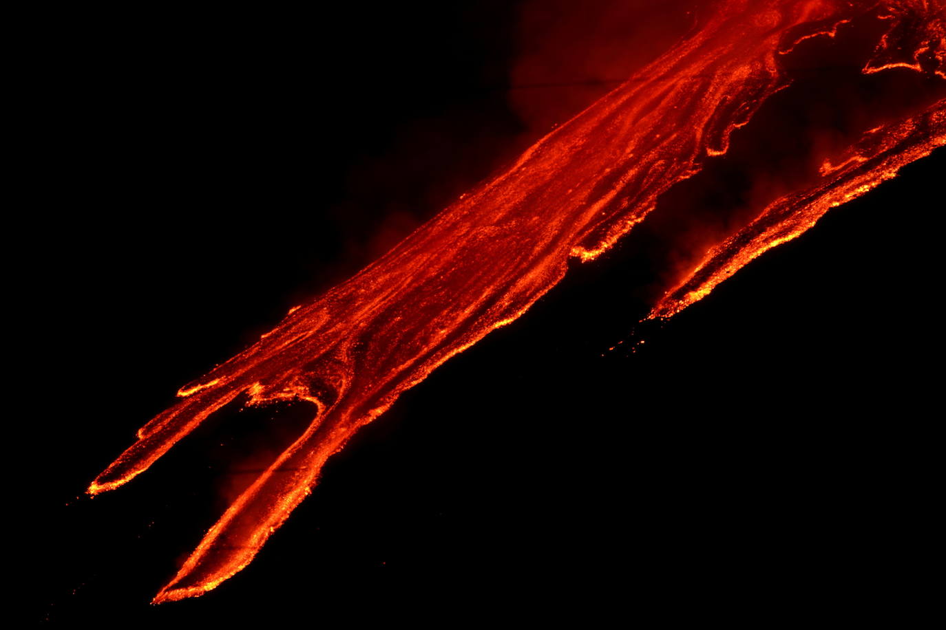 El volcán Etna, en la costa este de Sicilia, ha entrado en erupción y ha expulsado columnas de lava y humo de hasta mil metros de altura. A los investigadores no les preocupan estas erupciones y lo utilizan para investigar y tomar muestras de los materiales que expulsa el Etna, especialmente activo desde mediados de febrero. 