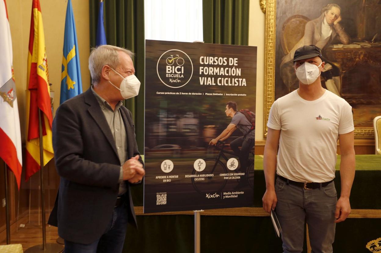 Aurelio Martín y Luis González, coordinador de actividades de Ciclante, asociación que se encargará de impartir la formación tanto a adultos como a escolares. 