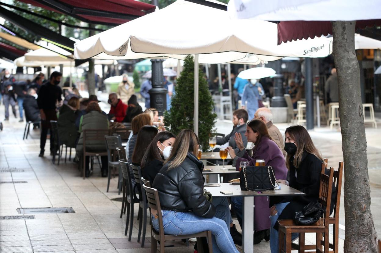 Terraza de un establecimiento de Oviedo ubicado en la conocida como ruta de los vinos. 