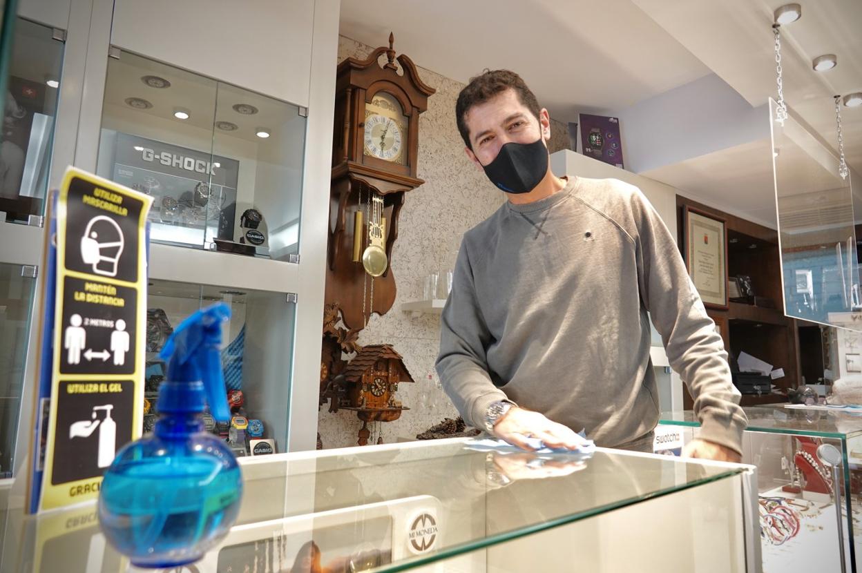 Alberto Cuende, propietario de la joyería Cuende, en Llanes. 
