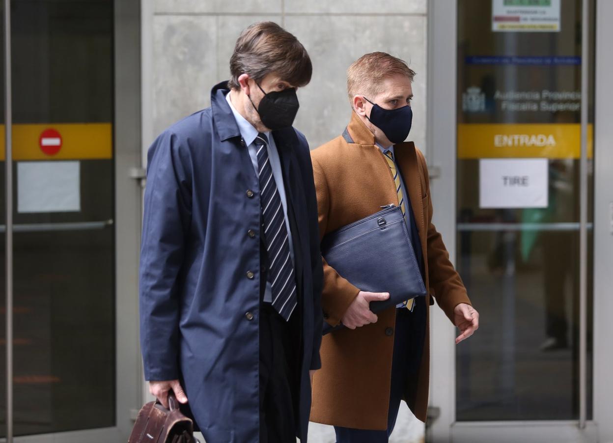 Javier Beramendi y Adrián Fernández, abogados de Pedro Nieva y Djillali Benatia, salen de la Audiencia, tras la vista del pasado día 15. 
