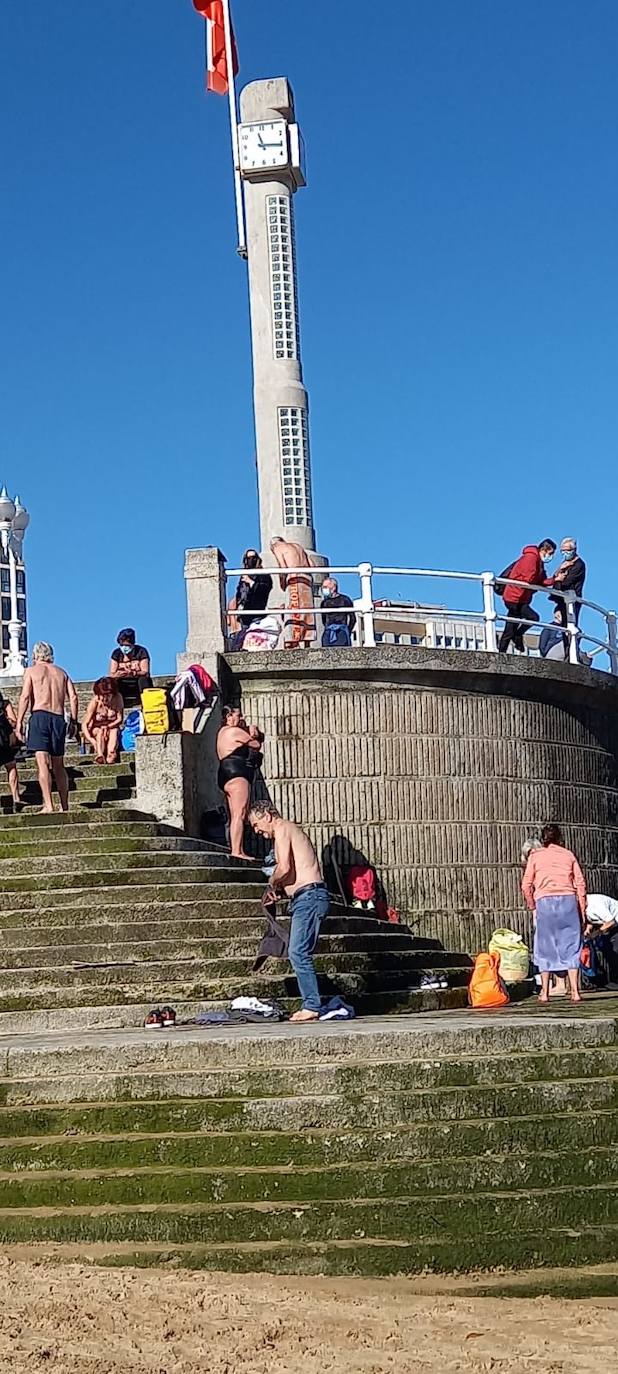 Gijón está viviendo el tercer día consecutivo de altas temperaturas, situación que ha animado a los gijoneses a disfrutar de los arenales del municipio. 