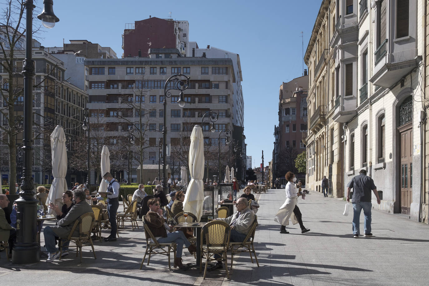 Gijón está viviendo el tercer día consecutivo de altas temperaturas, situación que ha animado a los gijoneses a disfrutar de los arenales del municipio. 