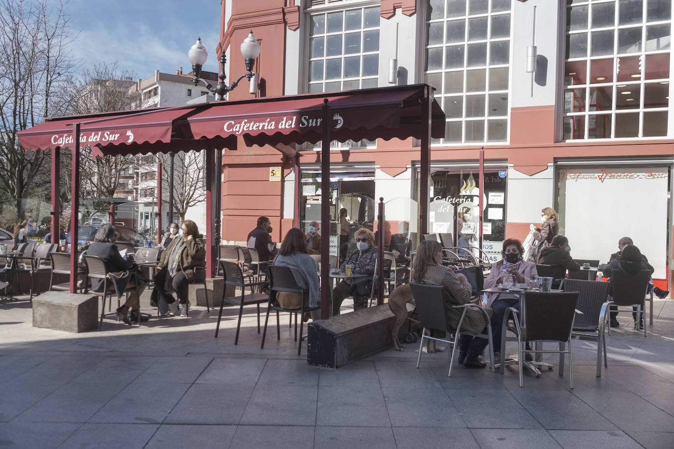 Gijón está viviendo el tercer día consecutivo de altas temperaturas, situación que ha animado a los gijoneses a disfrutar de los arenales del municipio. 