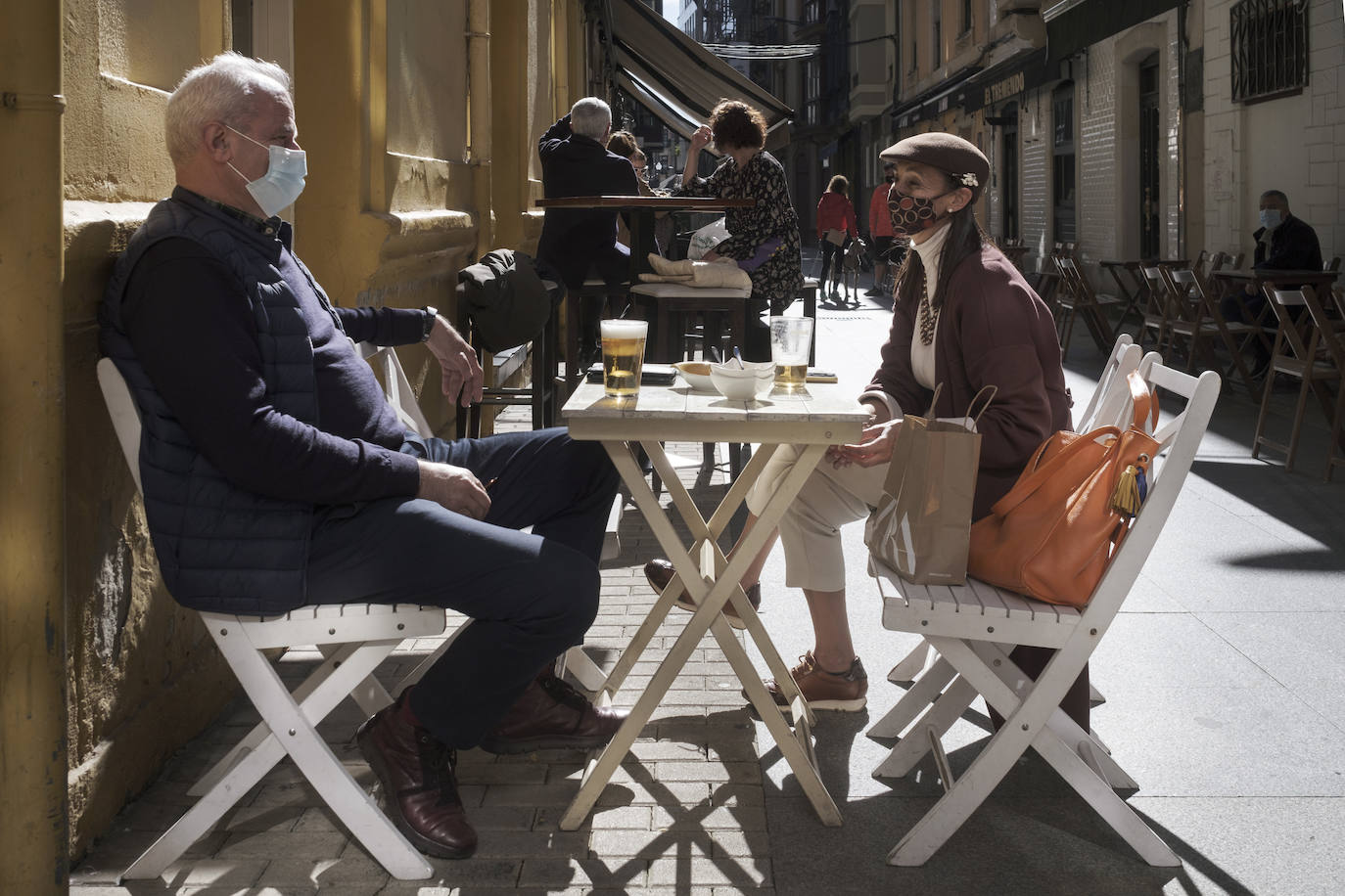 Gijón está viviendo el tercer día consecutivo de altas temperaturas, situación que ha animado a los gijoneses a disfrutar de los arenales del municipio. 