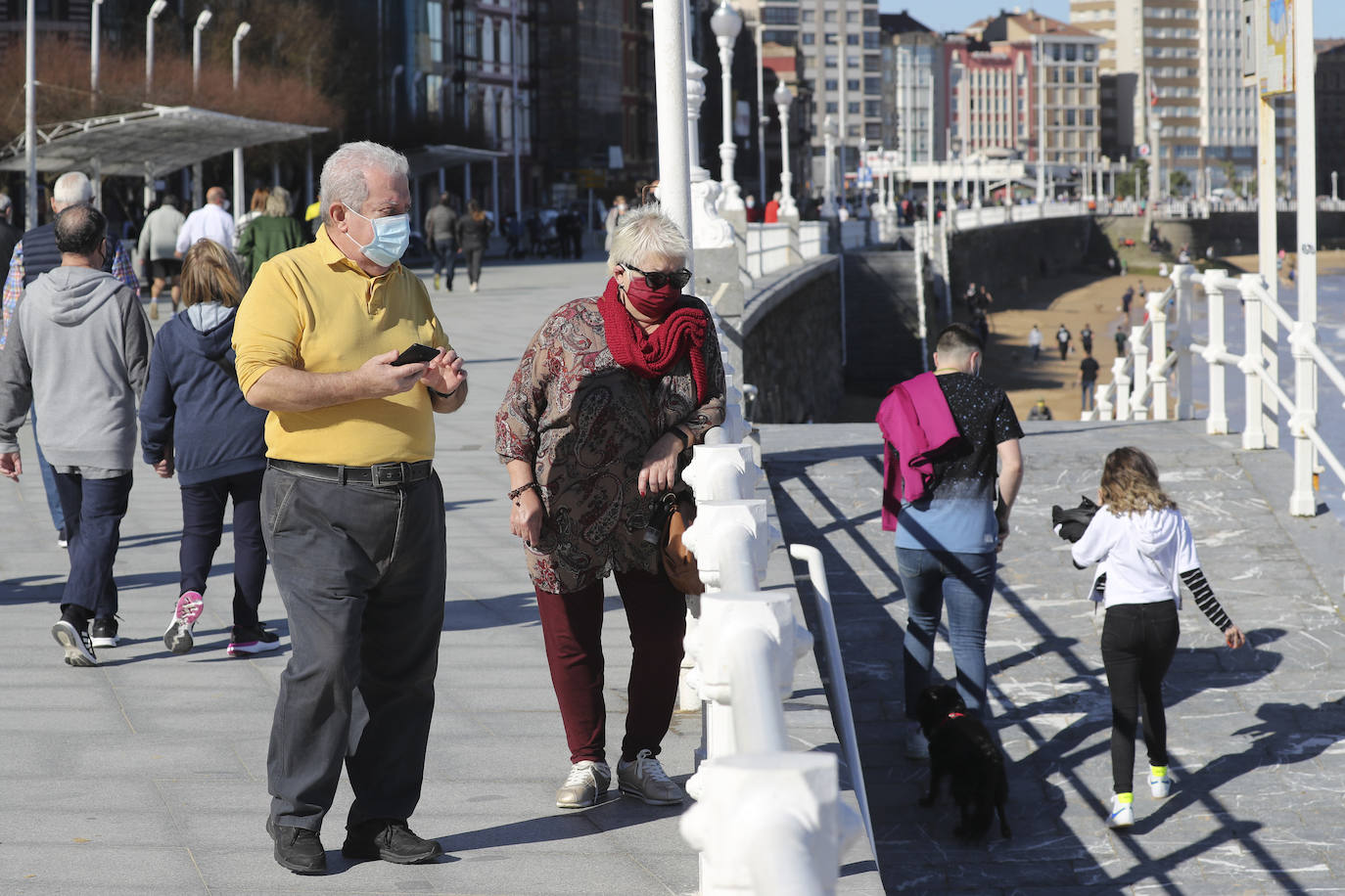 Gijón está viviendo el tercer día consecutivo de altas temperaturas, situación que ha animado a los gijoneses a disfrutar de los arenales del municipio. 