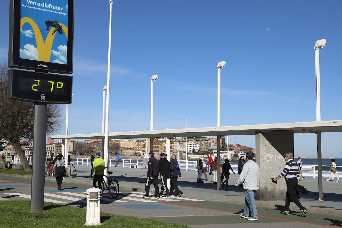 Gijón está viviendo el tercer día consecutivo de altas temperaturas, situación que ha animado a los gijoneses a disfrutar de los arenales del municipio. 