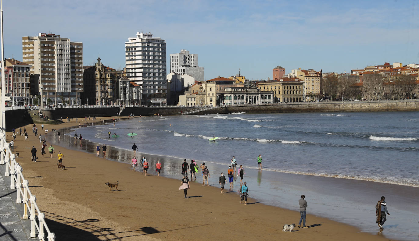 Gijón está viviendo el tercer día consecutivo de altas temperaturas, situación que ha animado a los gijoneses a disfrutar de los arenales del municipio. 