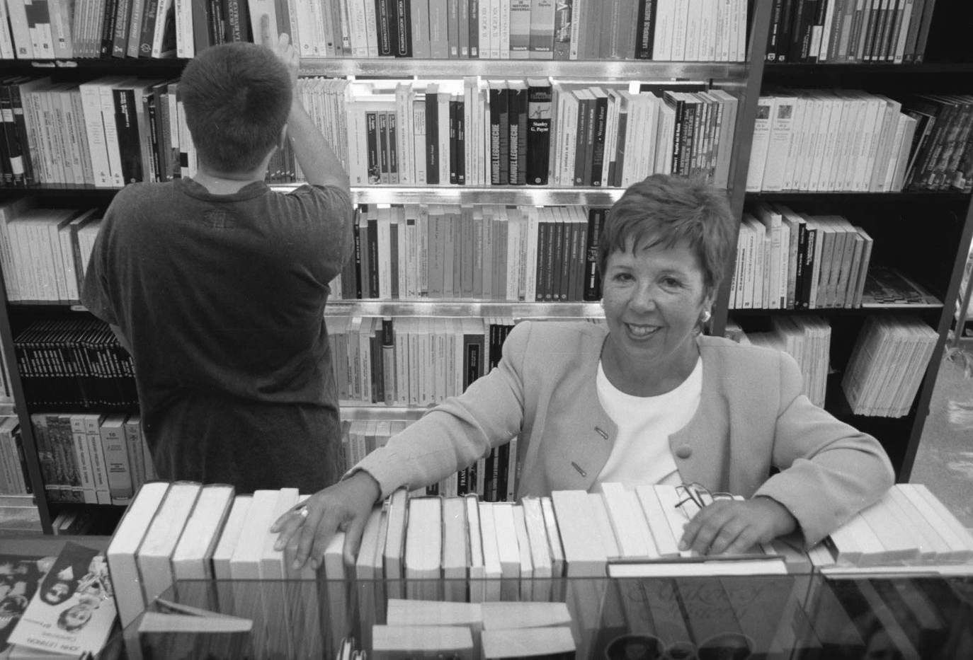 La veterena librera Conchita Quirós, propietaria de la Librería Cervantes, ha fallecido en Oviedo a los 85 años. Dedicó toda su vida a su auténtica pasión: los libros, que le hicieron merecedora, tanto a ella como a su establecimiento de numerosos reconocimientos.