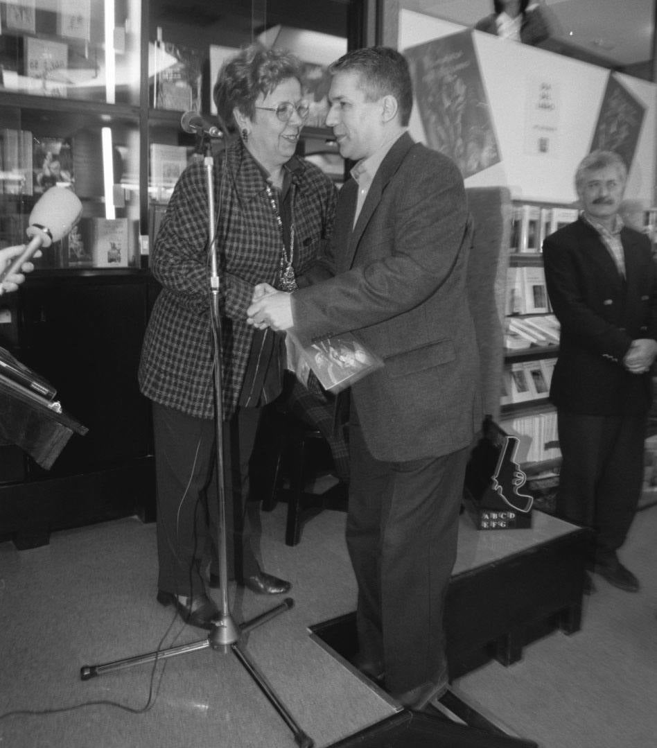 La veterena librera Conchita Quirós, propietaria de la Librería Cervantes, ha fallecido en Oviedo a los 85 años. Dedicó toda su vida a su auténtica pasión: los libros, que le hicieron merecedora, tanto a ella como a su establecimiento de numerosos reconocimientos.