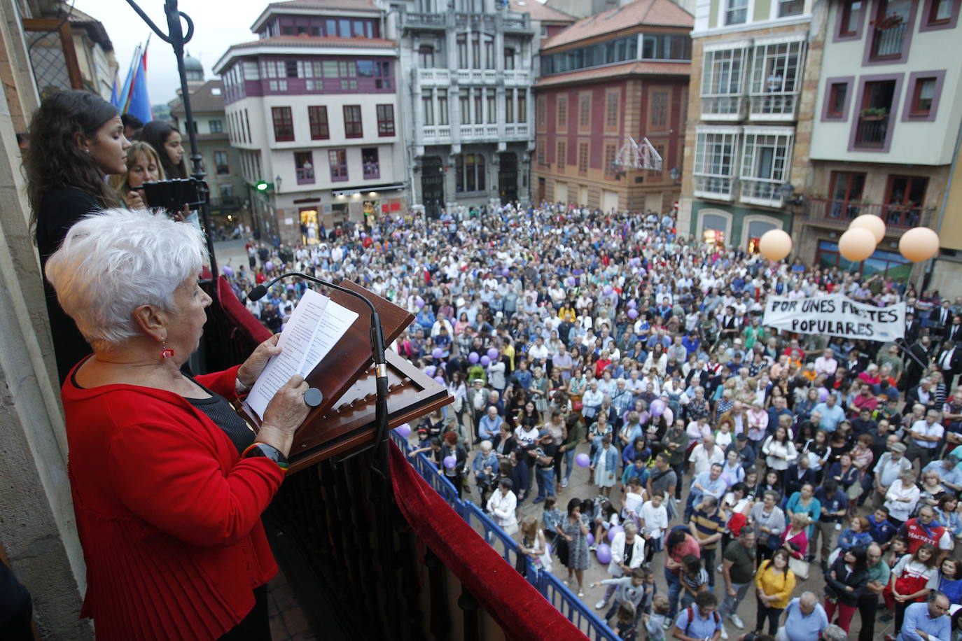 La veterena librera Conchita Quirós, propietaria de la Librería Cervantes, ha fallecido en Oviedo a los 85 años. Dedicó toda su vida a su auténtica pasión: los libros, que le hicieron merecedora, tanto a ella como a su establecimiento de numerosos reconocimientos.