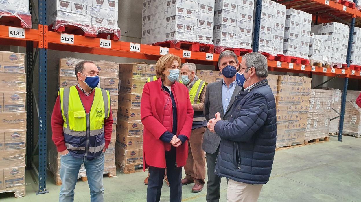 La delegada del Gobierno, en el almacén del Banco de Alimentos. 