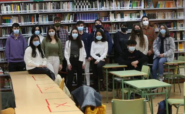 Alumnos del IES Doctor Fleming, en Oviedo, participantes en el programa STARTinnova, en la biblioteca del centro