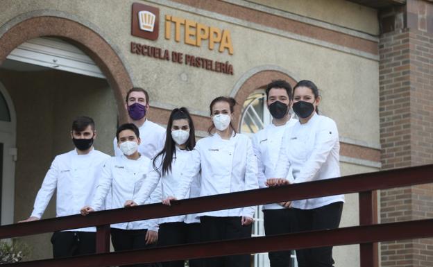 Los participantes del ITEPPA, en la entrada del centro equipados con sus uniformes de trabajo. 