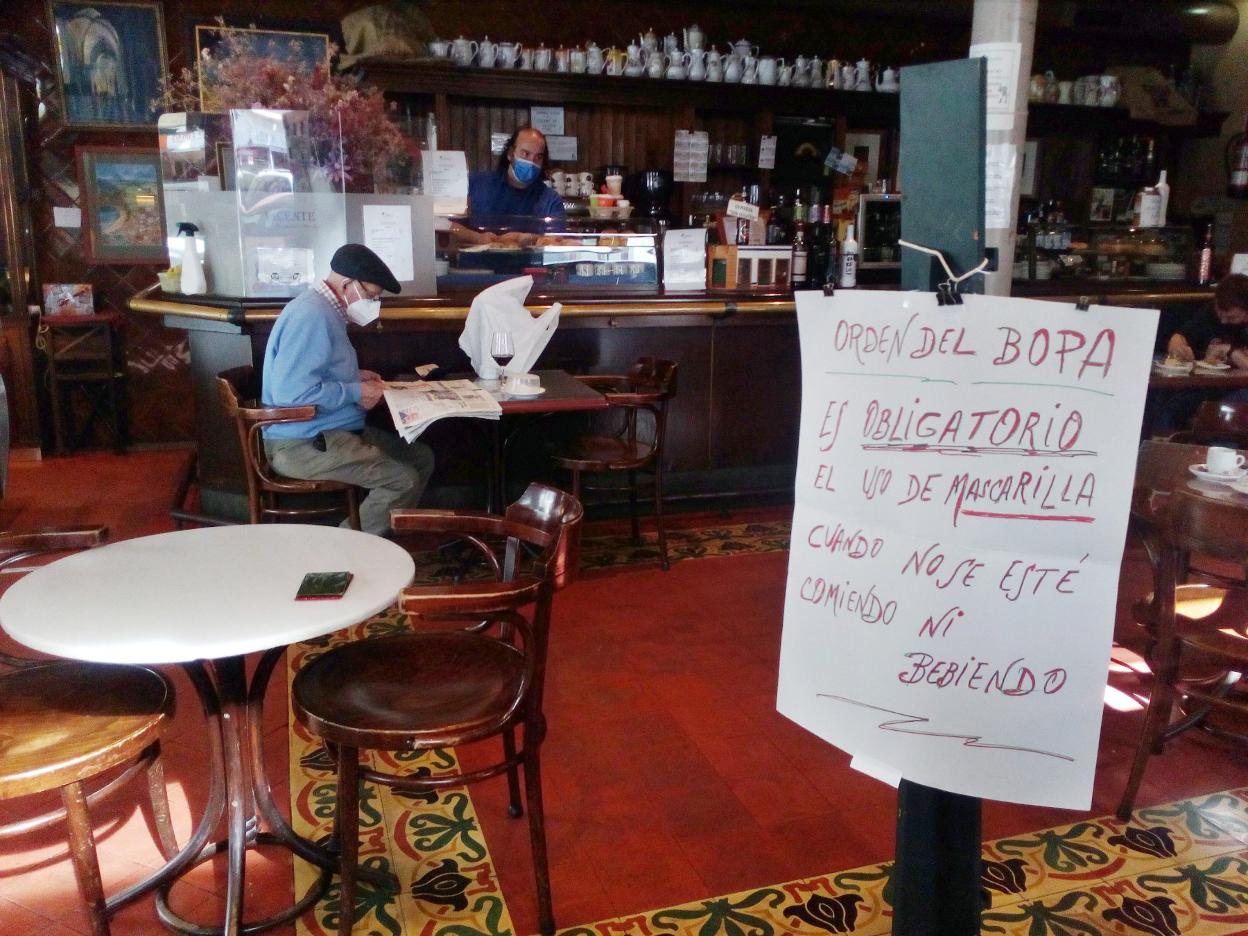 Un cartel recuerda en un bar de Villaviciosa la obligatoriedad de usar mascarillas. 