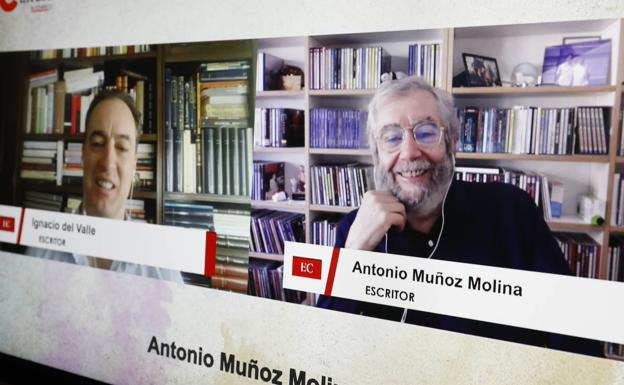 El escritor asturiano Ignacio del Valle fue el encargado de dirigir la conversación con Antonio Muñoz Molina.