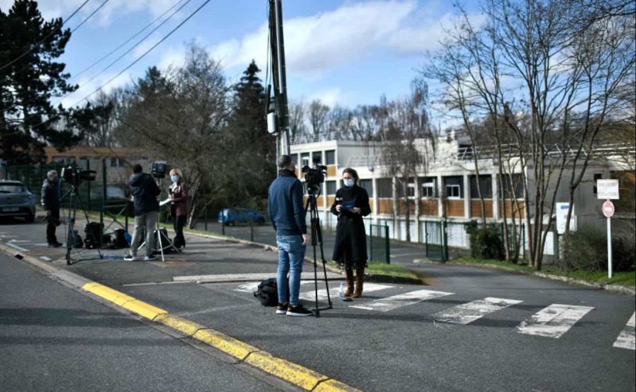 Un grupo de periodistas informa desde el colegio de Saint-Cheron, donde se produjo una de las muertes. 