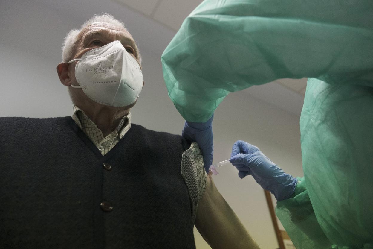 Un ciudadano de Gijón se vacuna en el centro de El Natahoyo. 