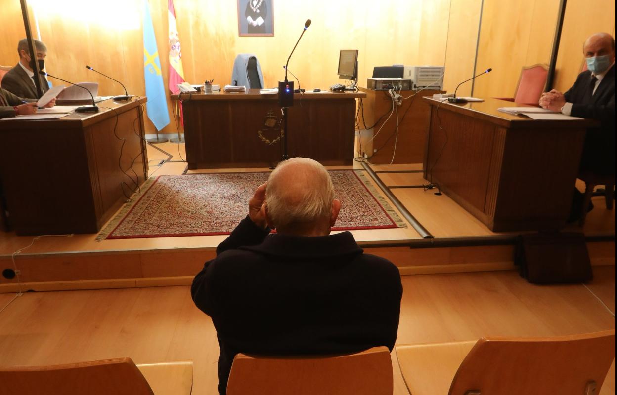 El conductor ahora condenado, en el banquillo de los acusados. 