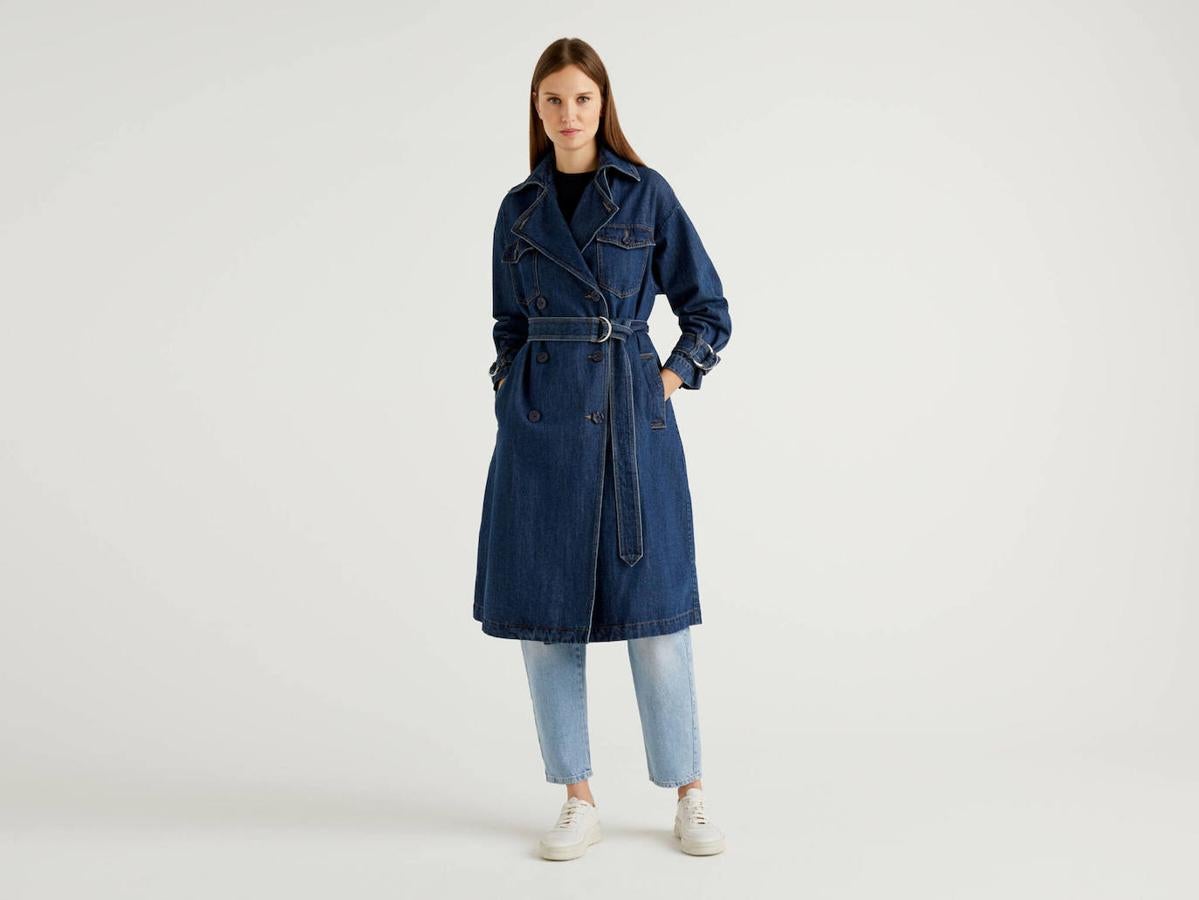 Gabardina denim con cierre de doble botonadura de Benetton, 169 euros.