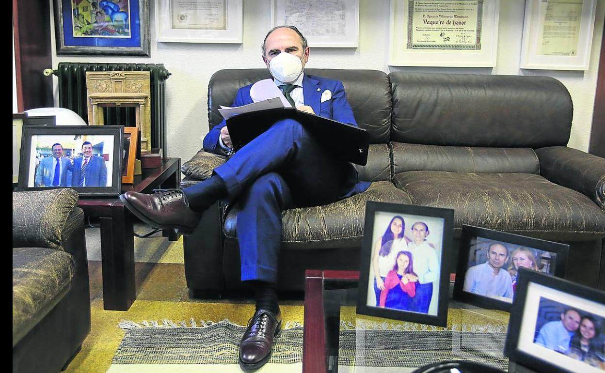 Villaverde, en su despacho de la facultad de Derecho, con retratos de su familia