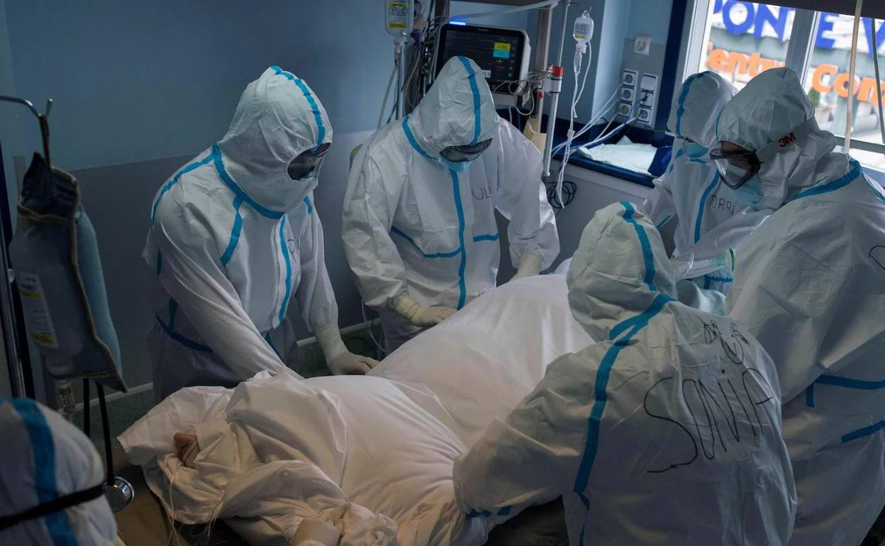 Sanitarios atienden a un paciente en la UCI en Orense.
